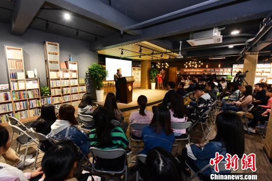 廣西桂林校園書店變身文化沙龍 引領(lǐng)校園閱讀風潮