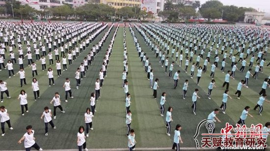 圖為福綿鎮(zhèn)第二初級中學十八路荘武術(shù)操?！∈Y雪林 攝