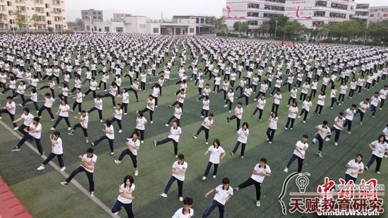 圖為福綿鎮(zhèn)第二初級中學十八路荘武術(shù)操?！∈Y雪林 攝