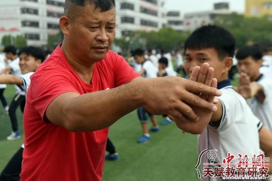 圖為羅夏糾正學生練習十八路荘動作。　蔣雪林 攝