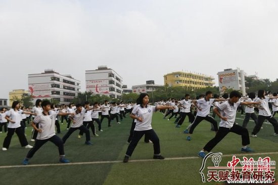 圖為福綿鎮(zhèn)第二初級中學十八路荘武術(shù)操?！∈Y雪林 攝