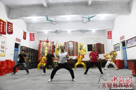 圖為羅夏（右二）在三社村武館練習十八路荘。　蔣雪林 攝