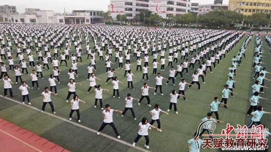 圖為福綿鎮(zhèn)第二初級中學十八路荘武術(shù)操?！∈Y雪林 攝